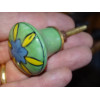 Botón de porcelana verde y flor amarilla y turquesa