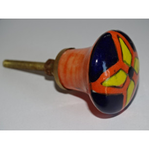 bouton en forme de poire orange et fleur jaune et outremer