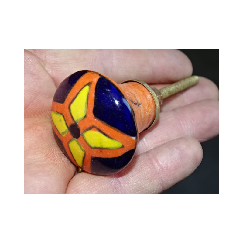 pulsante a forma di pera arancione e fiore giallo e blu oltremare