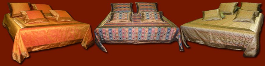 Posamenten indischen Betten mit Kissen und Kopfkissen.