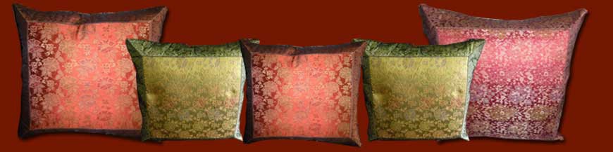 Coussins brocard imprimés fleurs avec bord saree. 8 coloris. Dimensions : 40x40 cm et 60x60 cm.