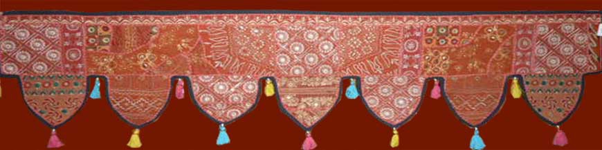 Torans en coton, dessus de porte. Réalisés à partir de vieux tissus du Rajasthan.
